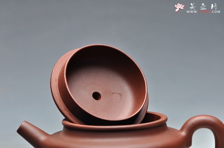 紫砂壶图片：更耐品 万阗阗最新全手力作 大亨德中 浑厚大气 - 全手工紫砂壶网