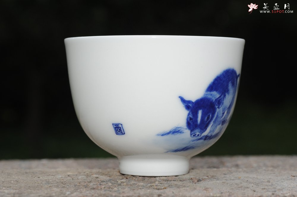 紫砂壶图片：生肖猪 景德镇全手工手绘青花主人杯 - 全手工紫砂壶网