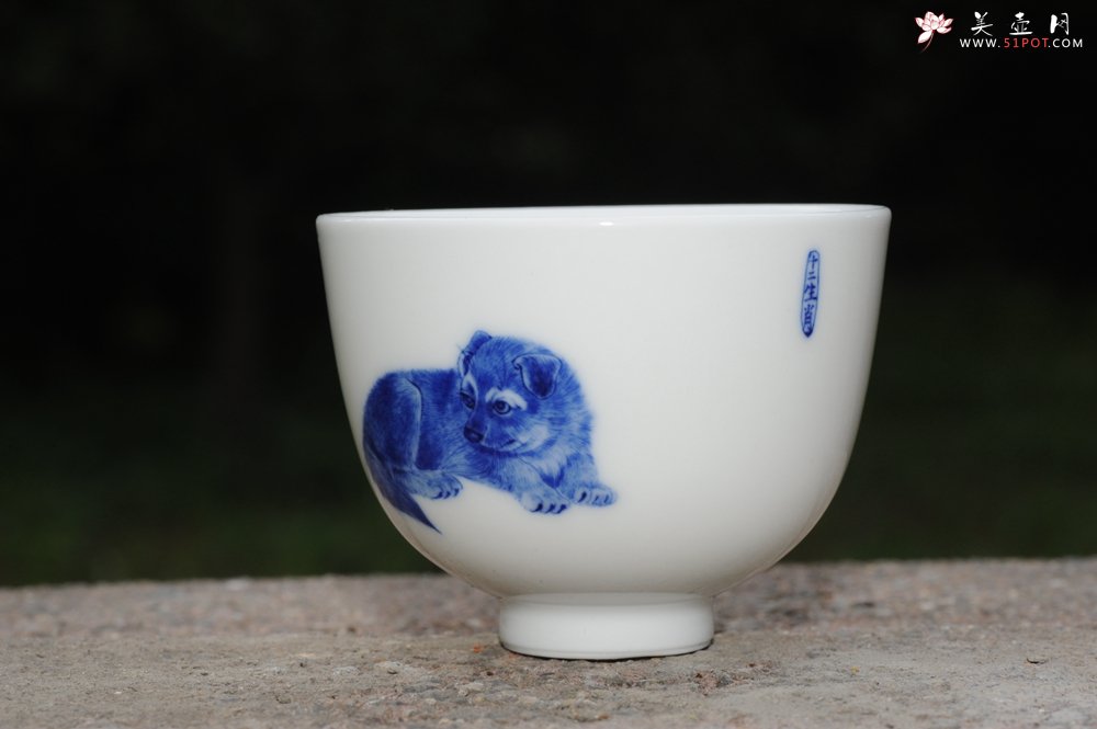 紫砂壶图片：生肖狗 景德镇全手工手绘青花主人杯  - 全手工紫砂壶网