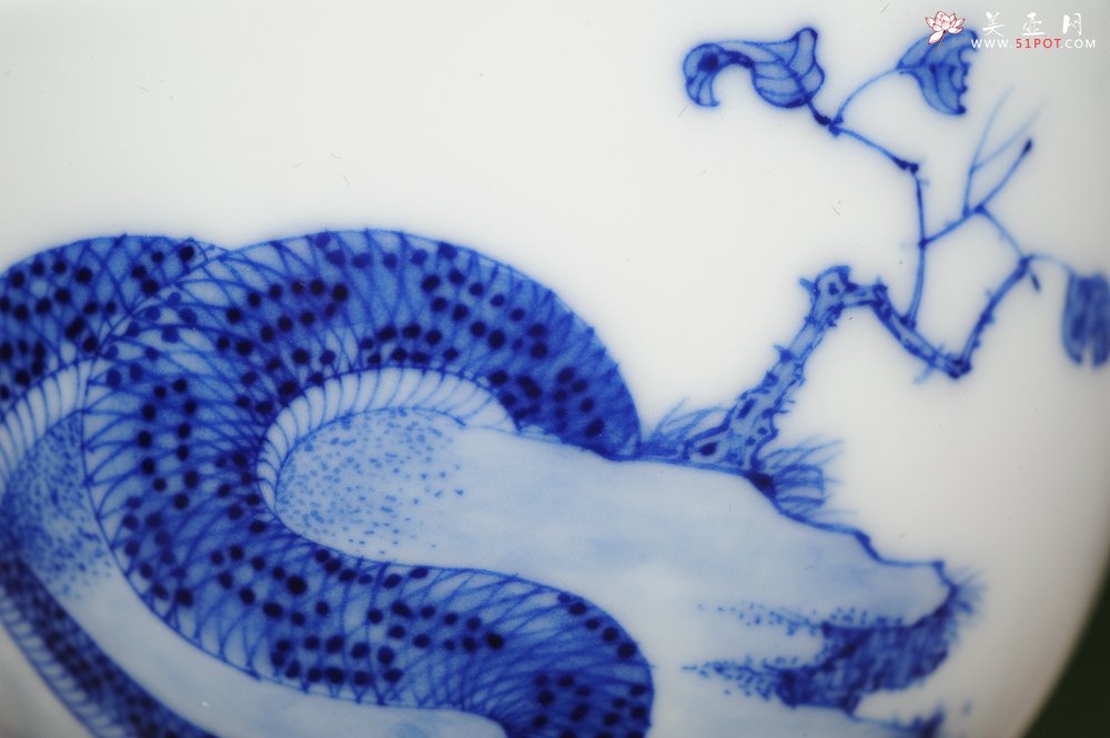 紫砂壶图片：生肖蛇 景德镇全手工手绘青花主人杯  - 全手工紫砂壶网