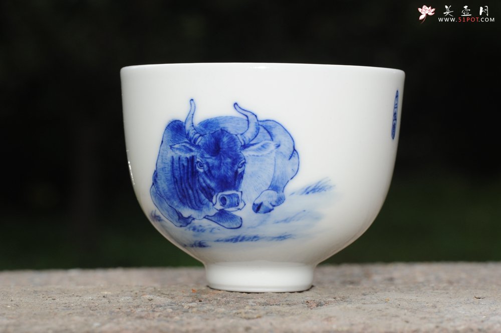 紫砂壶图片：生肖牛 景德镇全手工手绘青花主人杯 - 全手工紫砂壶网