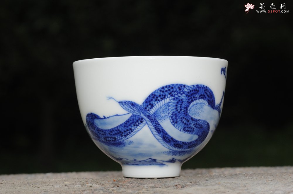 紫砂壶图片：生肖蛇 景德镇全手工手绘青花主人杯  - 全手工紫砂壶网