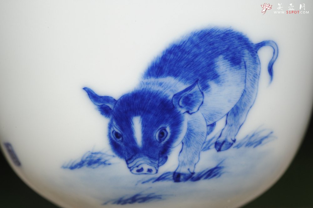 紫砂壶图片：生肖猪 景德镇全手工手绘青花主人杯 - 全手工紫砂壶网