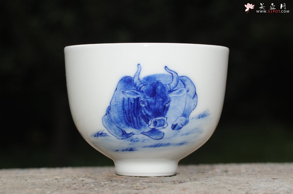 紫砂壶图片：生肖牛 景德镇全手工手绘青花主人杯 - 全手工紫砂壶网