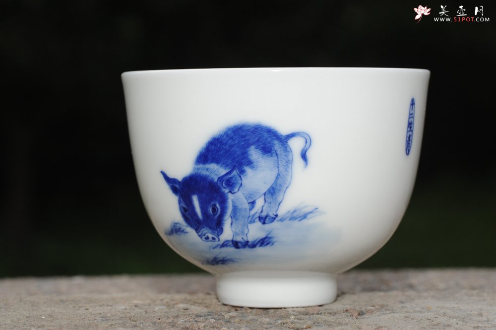 紫砂壶图片：生肖猪 景德镇全手工手绘青花主人杯 - 全手工紫砂壶网