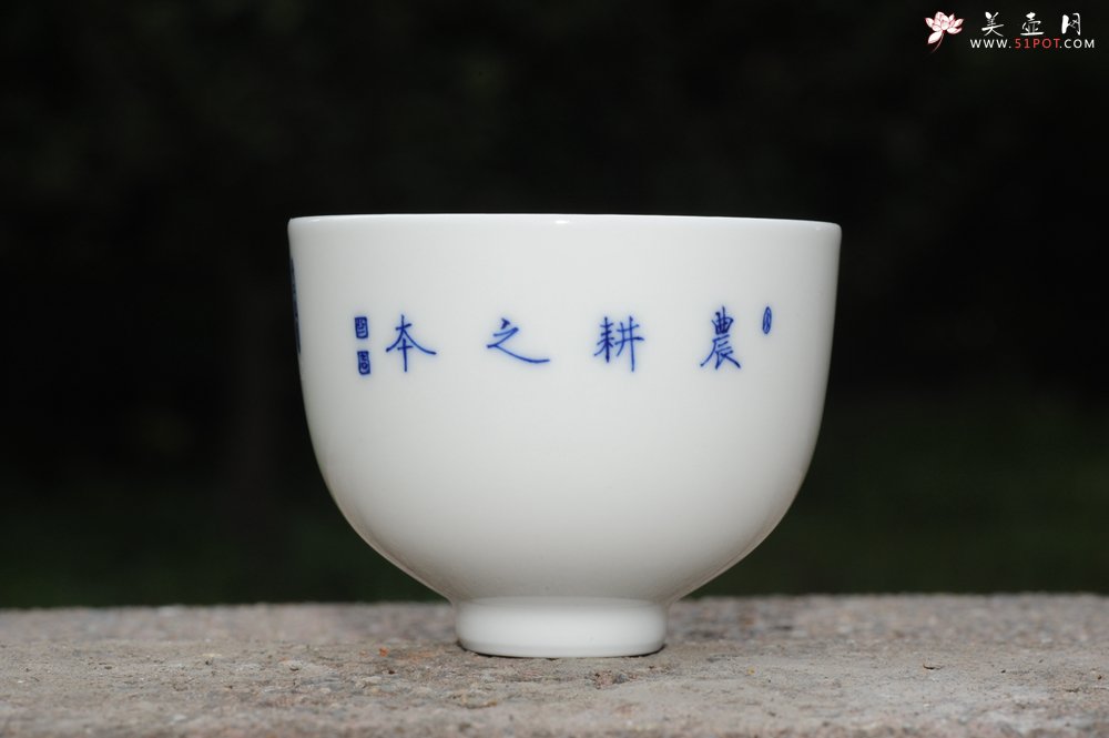 紫砂壶图片：生肖牛 景德镇全手工手绘青花主人杯 - 全手工紫砂壶网