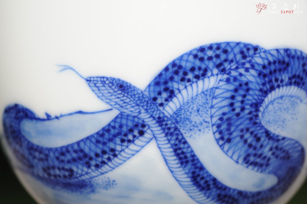 紫砂壶图片：生肖蛇 景德镇全手工手绘青花主人杯  - 全手工紫砂壶网