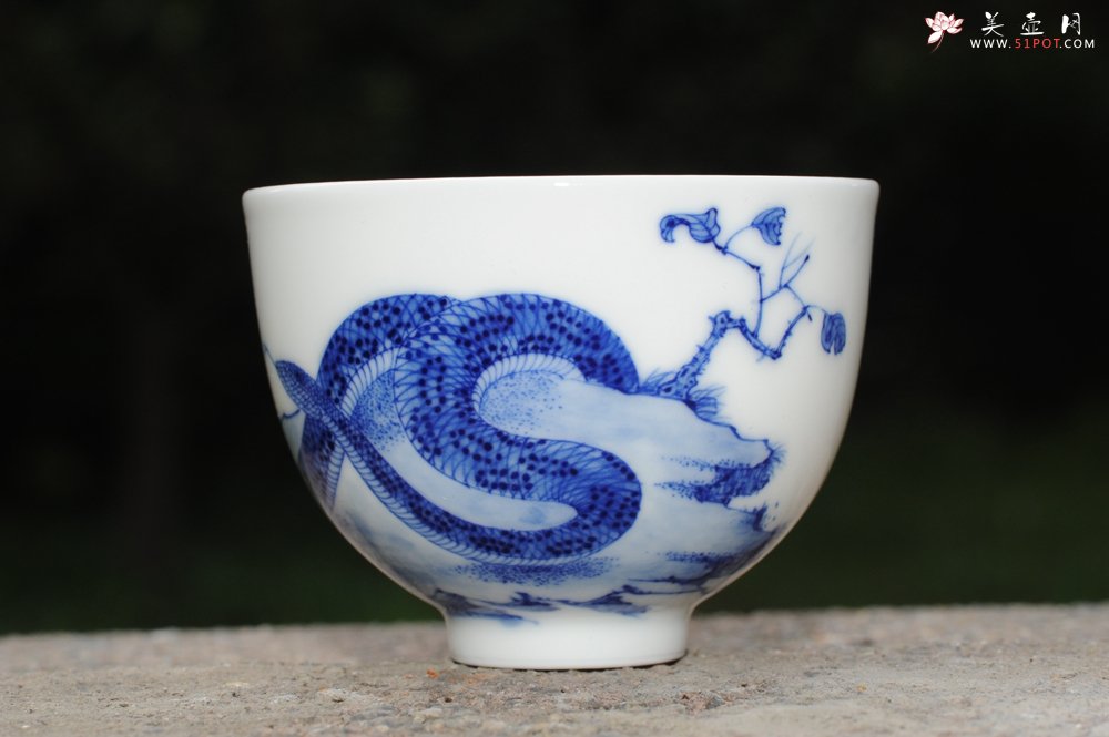 紫砂壶图片：生肖蛇 景德镇全手工手绘青花主人杯  - 全手工紫砂壶网