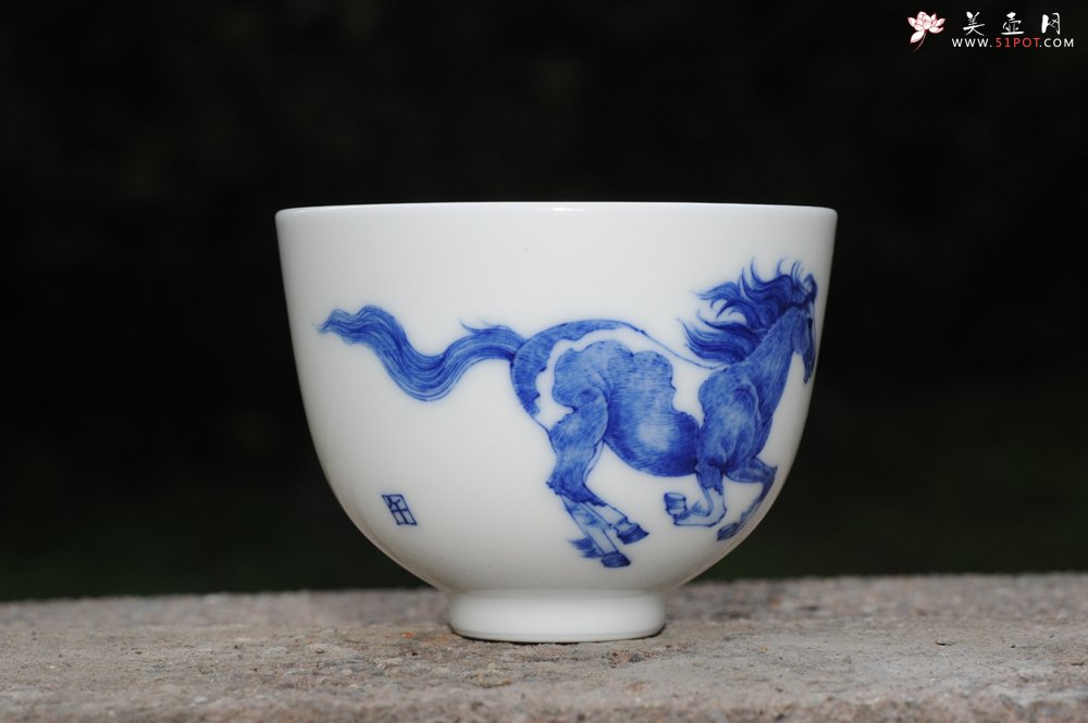 紫砂壶图片：生肖马 景德镇全手工手绘青花主人杯 - 全手工紫砂壶网