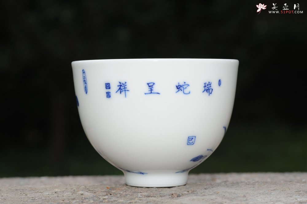 紫砂壶图片：生肖蛇 景德镇全手工手绘青花主人杯  - 全手工紫砂壶网