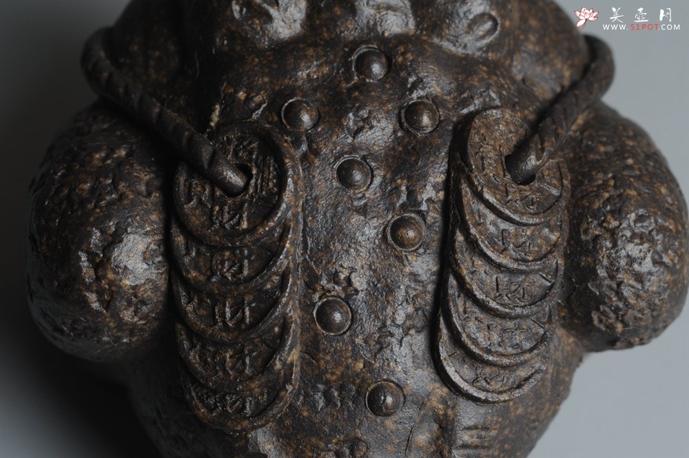 紫砂壶图片：美宠双节特惠 肌理丰富 古铜泥小金蟾茶宠 口吐金钱 招财宝 - 全手工紫砂壶网