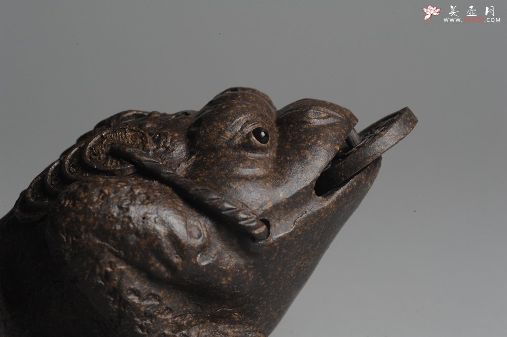 紫砂壶图片：美宠双节特惠 肌理丰富 古铜泥小金蟾茶宠 口吐金钱 招财宝 - 全手工紫砂壶网