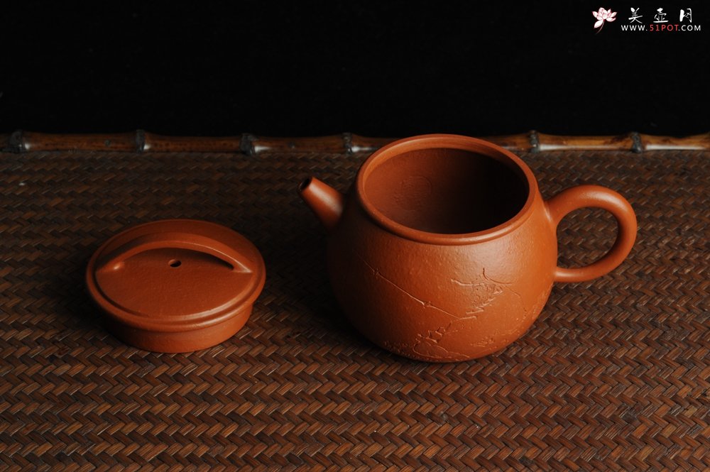 紫砂壶图片：优质赵庄朱泥全手工汉瓦 方健双刀文气装饰独钓寒江图 - 全手工紫砂壶网