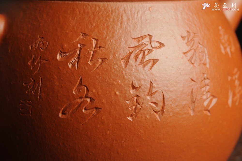 紫砂壶图片：优质赵庄朱泥全手工汉瓦 方健双刀文气装饰独钓寒江图 - 全手工紫砂壶网