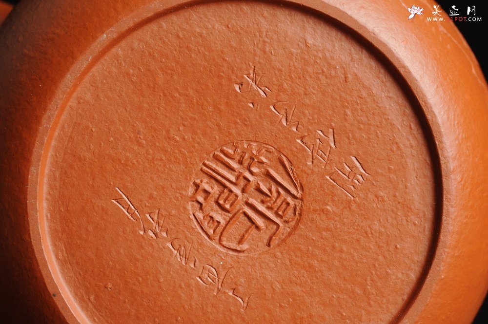 紫砂壶图片：优质赵庄朱泥全手工汉瓦 方健双刀文气装饰独钓寒江图 - 全手工紫砂壶网