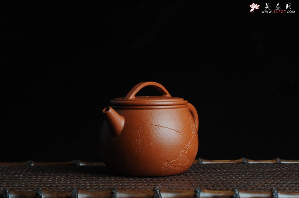 紫砂壶图片：优质赵庄朱泥全手工汉瓦 方健双刀文气装饰独钓寒江图 - 全手工紫砂壶网