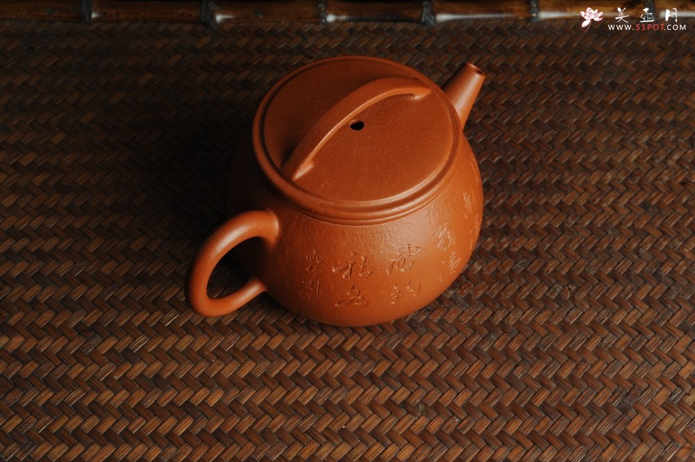 紫砂壶图片：优质赵庄朱泥全手工汉瓦 方健双刀文气装饰独钓寒江图 - 全手工紫砂壶网