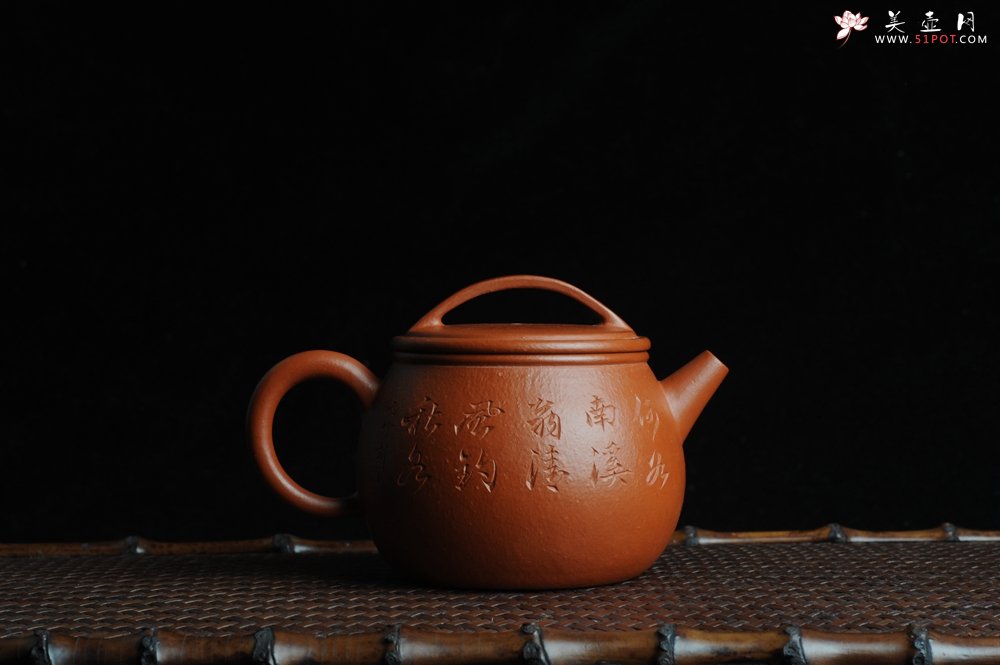紫砂壶图片：优质赵庄朱泥全手工汉瓦 方健双刀文气装饰独钓寒江图 - 全手工紫砂壶网