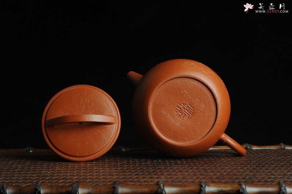 紫砂壶图片：优质赵庄朱泥全手工汉瓦 方健双刀文气装饰独钓寒江图 - 全手工紫砂壶网