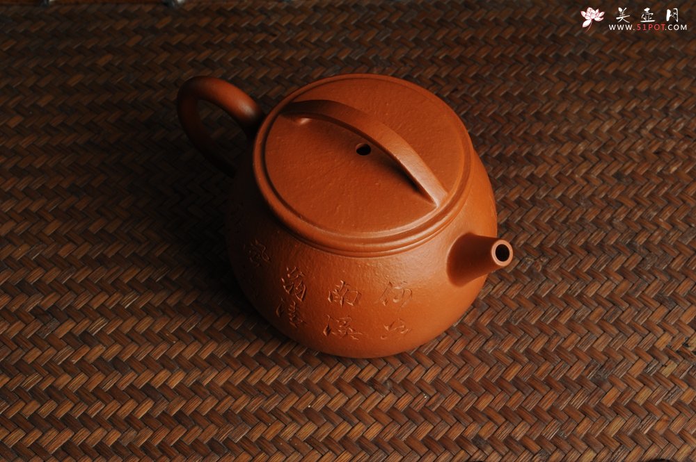 紫砂壶图片：优质赵庄朱泥全手工汉瓦 方健双刀文气装饰独钓寒江图 - 全手工紫砂壶网