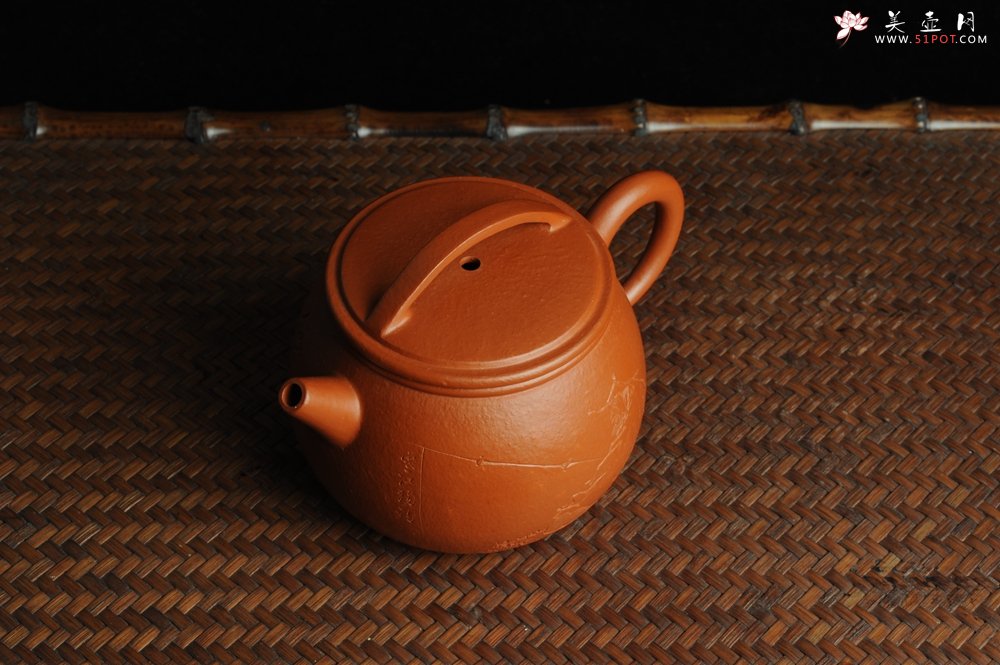 紫砂壶图片：优质赵庄朱泥全手工汉瓦 方健双刀文气装饰独钓寒江图 - 全手工紫砂壶网