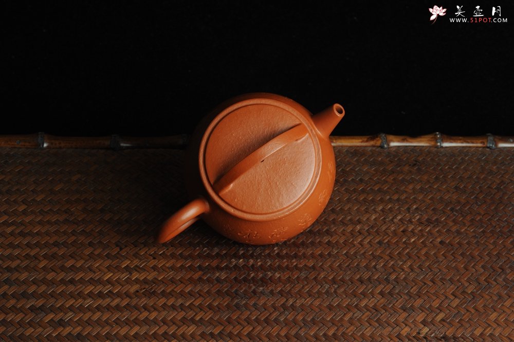紫砂壶图片：优质赵庄朱泥全手工汉瓦 方健双刀文气装饰独钓寒江图 - 全手工紫砂壶网