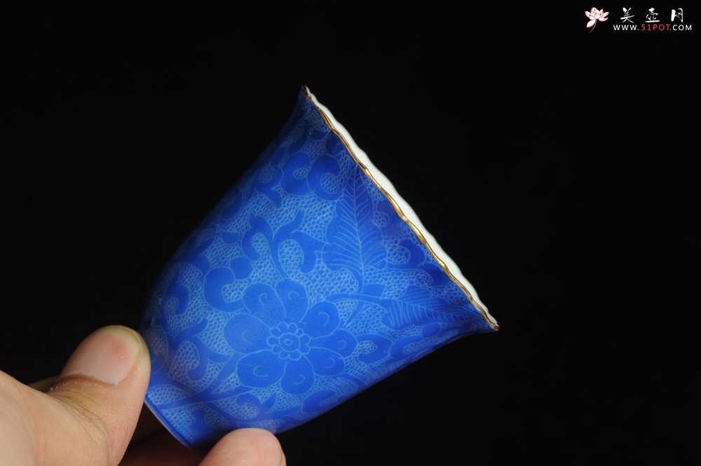 紫砂壶图片：纯手工景德镇摹古雍正蓝色扒花杯 灰常精致 送女友老婆 适合女士 - 全手工紫砂壶网