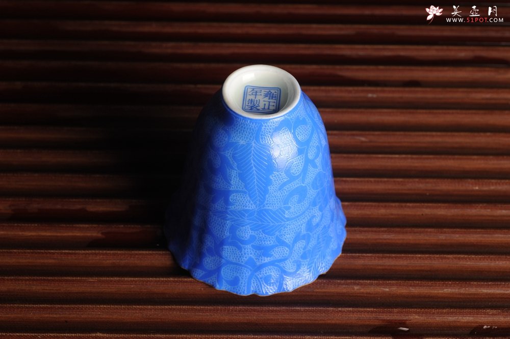紫砂壶图片：纯手工景德镇摹古雍正蓝色扒花杯 灰常精致 送女友老婆 适合女士 - 全手工紫砂壶网