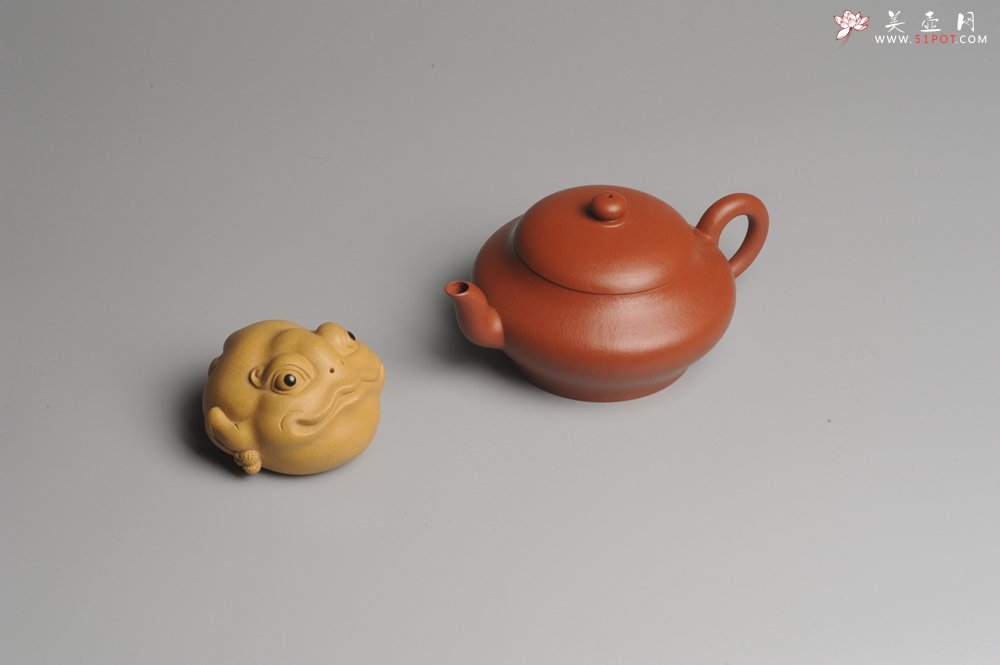 紫砂壶图片：小煤窑朱泥 全手工扁灯壶 端庄秀雅 - 全手工紫砂壶网