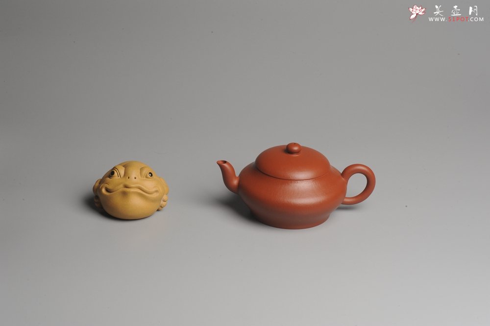 紫砂壶图片：小煤窑朱泥 全手工扁灯壶 端庄秀雅 - 全手工紫砂壶网