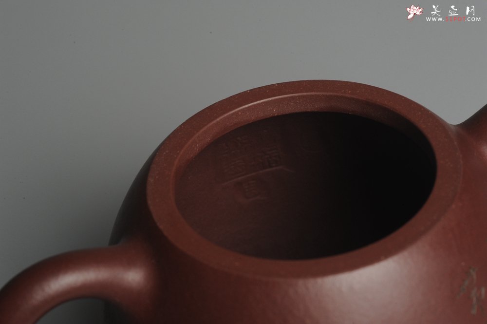 紫砂壶图片：油润紫泥 清茗堂助工文气装山水全手工秦权壶 - 全手工紫砂壶网