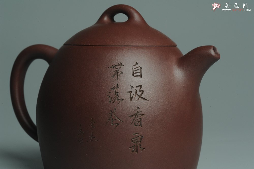 紫砂壶图片：油润紫泥 清茗堂助工文气装山水全手工秦权壶 - 全手工紫砂壶网