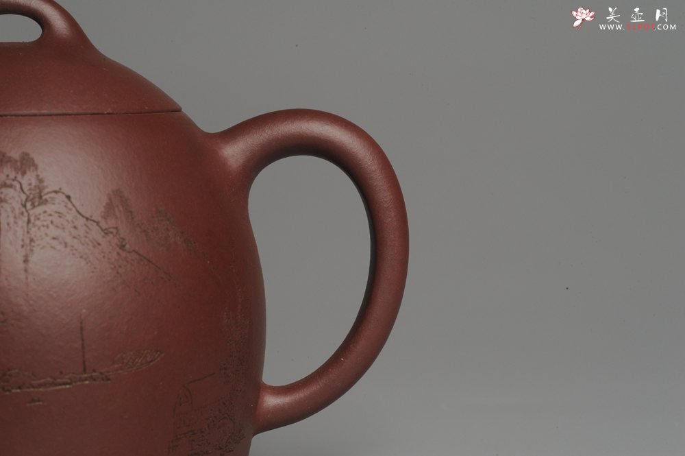 紫砂壶图片：油润紫泥 清茗堂助工文气装山水全手工秦权壶 - 全手工紫砂壶网