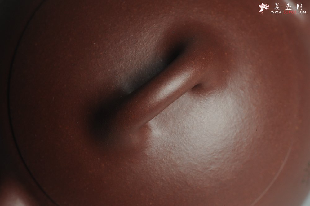 紫砂壶图片：油润紫泥 清茗堂助工文气装山水全手工秦权壶 - 全手工紫砂壶网