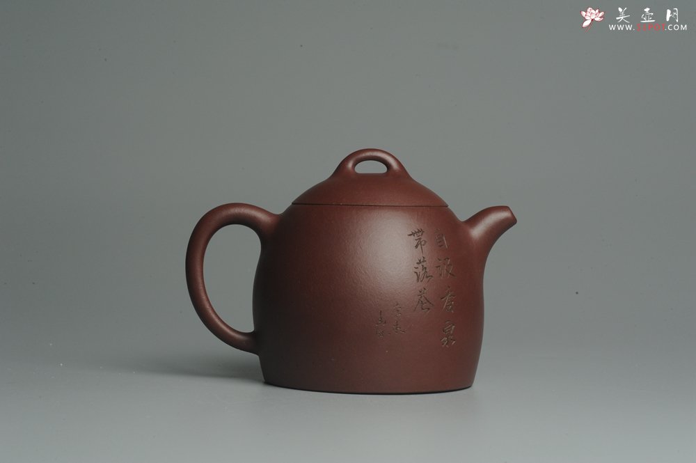 紫砂壶图片：油润紫泥 清茗堂助工文气装山水全手工秦权壶 - 全手工紫砂壶网