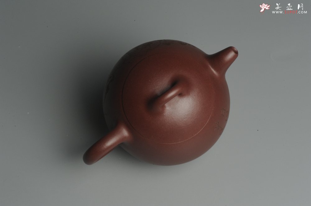 紫砂壶图片：油润紫泥 清茗堂助工文气装山水全手工秦权壶 - 全手工紫砂壶网