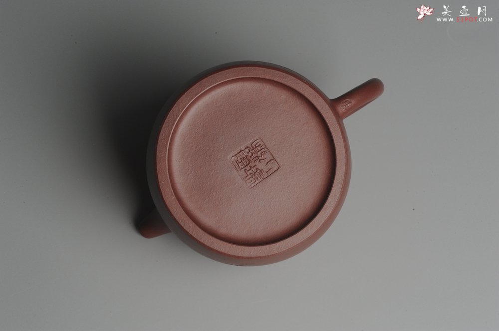 紫砂壶图片：油润紫泥 清茗堂助工文气装山水全手工秦权壶 - 全手工紫砂壶网