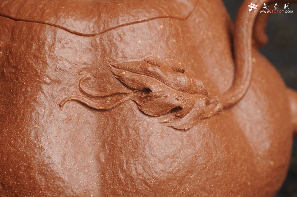 紫砂壶图片：美壶特惠 精致卡盖全手工油润降坡泥仿生小叶歪瓜 难度大 - 全手工紫砂壶网