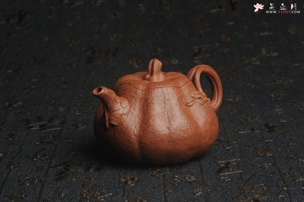 紫砂壶图片：美壶特惠 精致卡盖全手工油润降坡泥仿生小叶歪瓜 难度大 - 全手工紫砂壶网