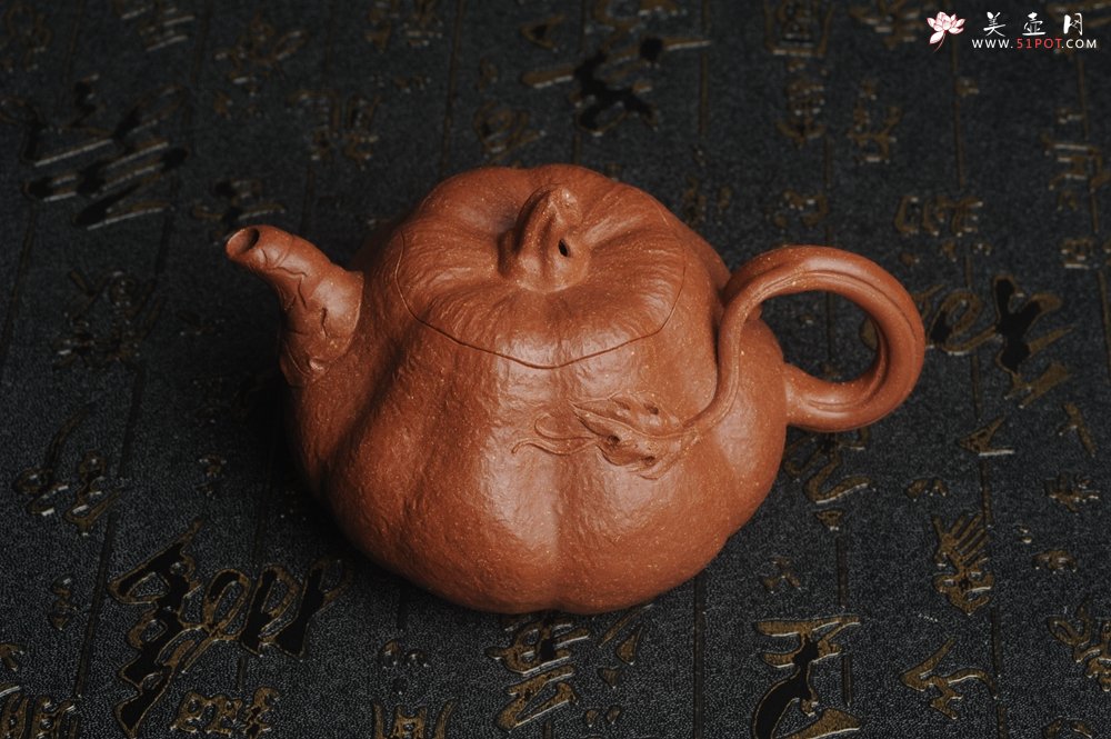 紫砂壶图片：美壶特惠 精致卡盖全手工油润降坡泥仿生小叶歪瓜 难度大 - 全手工紫砂壶网