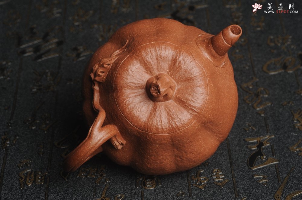 紫砂壶图片：美壶特惠 精致卡盖全手工油润降坡泥仿生小叶歪瓜 难度大 - 全手工紫砂壶网