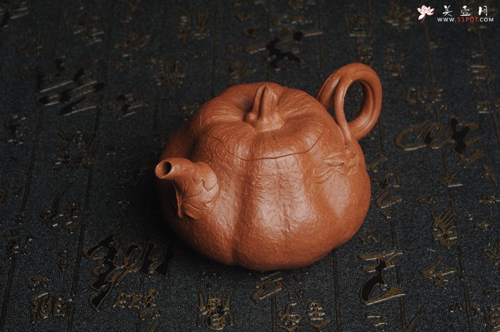 紫砂壶图片：美壶特惠 精致卡盖全手工油润降坡泥仿生小叶歪瓜 难度大 - 全手工紫砂壶网