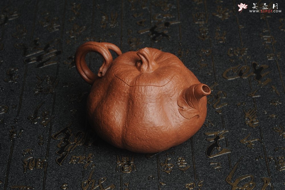 紫砂壶图片：美壶特惠 精致卡盖全手工油润降坡泥仿生小叶歪瓜 难度大 - 全手工紫砂壶网