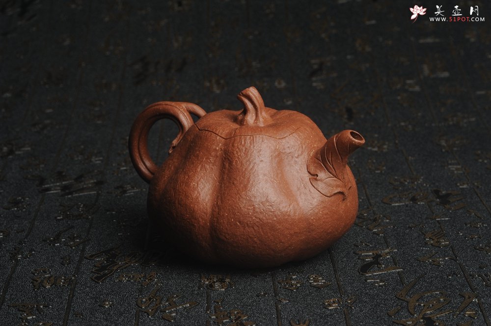 紫砂壶图片：美壶特惠 精致卡盖全手工油润降坡泥仿生小叶歪瓜 难度大 - 全手工紫砂壶网
