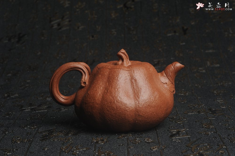 紫砂壶图片：美壶特惠 精致卡盖全手工油润降坡泥仿生小叶歪瓜 难度大 - 全手工紫砂壶网