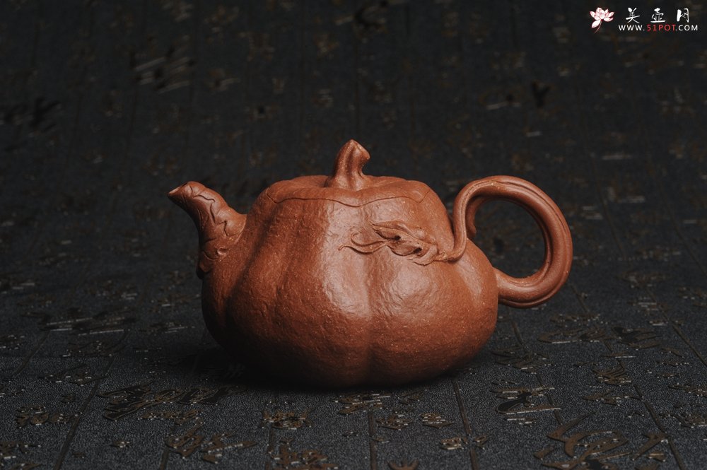 紫砂壶图片：美壶特惠 精致卡盖全手工油润降坡泥仿生小叶歪瓜 难度大 - 全手工紫砂壶网
