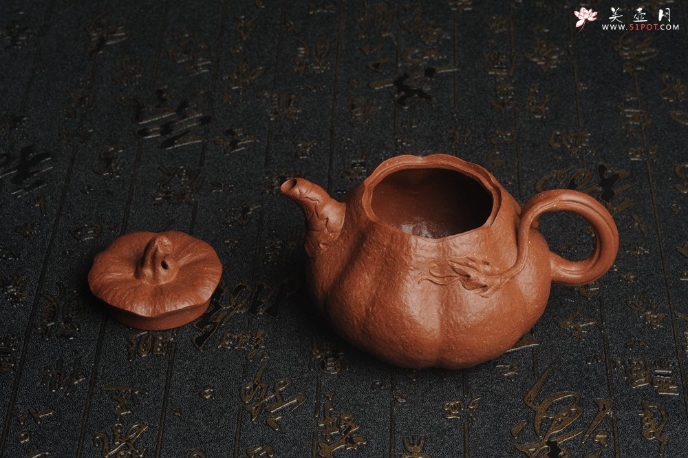 紫砂壶图片：美壶特惠 精致卡盖全手工油润降坡泥仿生小叶歪瓜 难度大 - 全手工紫砂壶网