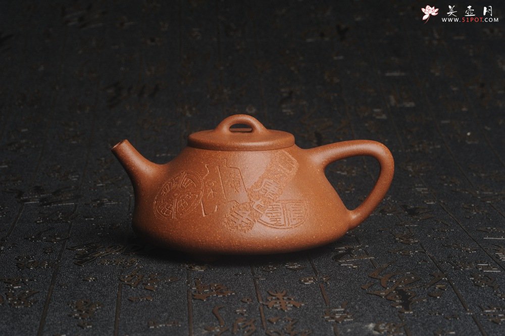 紫砂壶图片：油润五彩段泥 全手工薄胎子冶石瓢 饮之延年 助工俞霞精心摹古刻绘钱币纹 - 全手工紫砂壶网