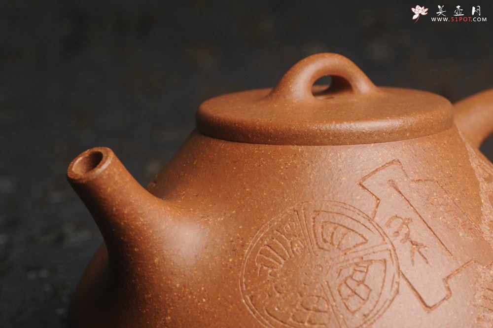紫砂壶图片：油润五彩段泥 全手工薄胎子冶石瓢 饮之延年 助工俞霞精心摹古刻绘钱币纹 - 全手工紫砂壶网