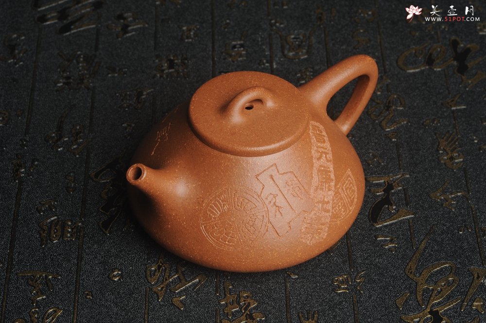 紫砂壶图片：油润五彩段泥 全手工薄胎子冶石瓢 饮之延年 助工俞霞精心摹古刻绘钱币纹 - 全手工紫砂壶网